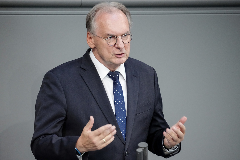 Sachsen-Anhalts Ministerpräsident Reiner Haseloff (68, CDU) bemüht sich, die Fußball-WM zu verfolgen.