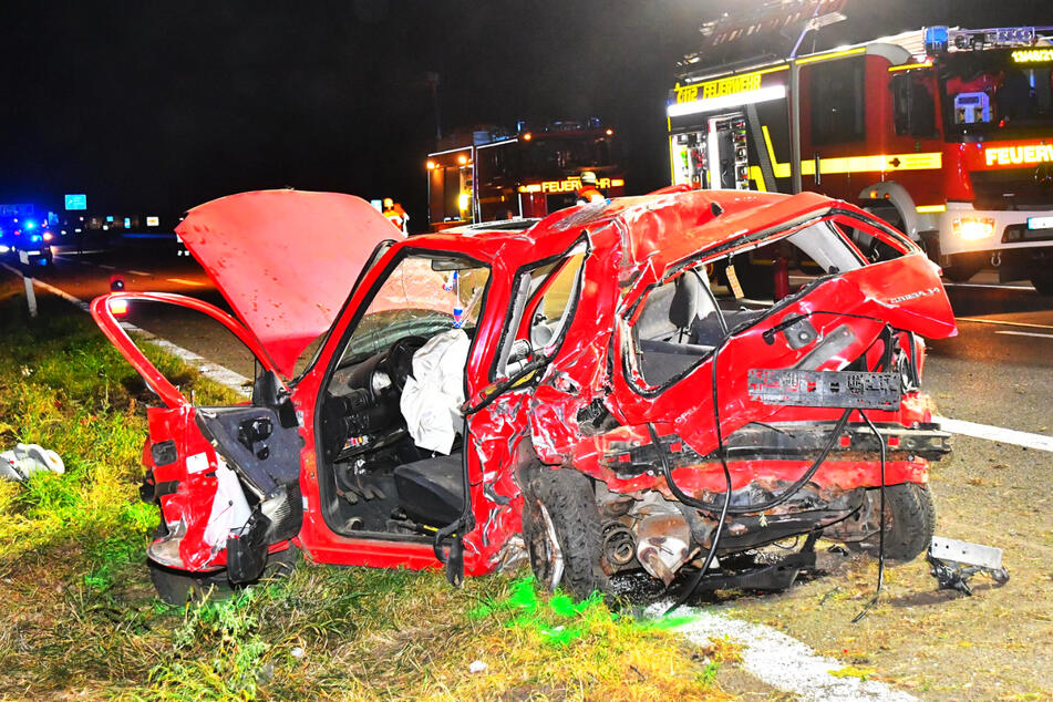 Der Opel wurde bei dem Unfall total zerstört. Die Feuerwehr musste die schwerverletzte Fahrerin aus dem Wrack befreien.