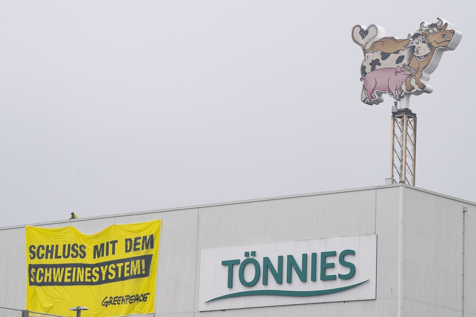 Das gelbe Greenpeace-Plakat auf dem Dach der Tönnies-Firmenzentrale fordert: "Schluss mit dem Schweinesystem!"