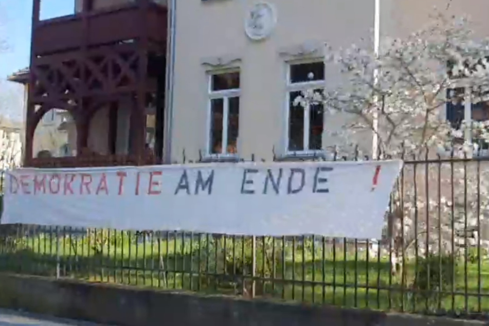 Auf einem der Banner stand "Demokratie am Ende!". Auf dem Zweiten links daneben hieß es "Meinungsfreiheit abgeschafft".