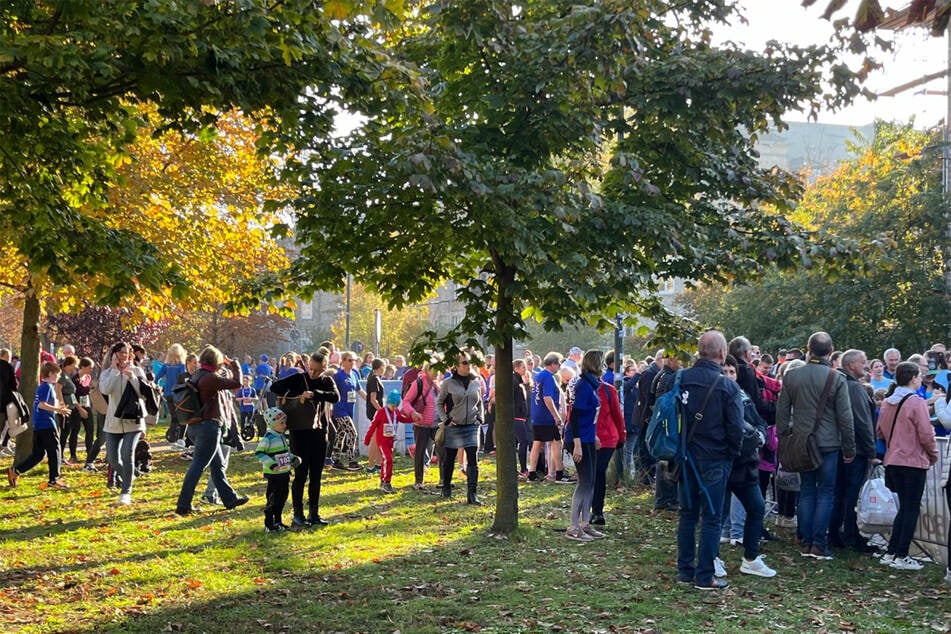 Zahlreiche Familien versammelten sich neben der Strecke, um ihre Liebsten zu unterstützen und anzufeuern.