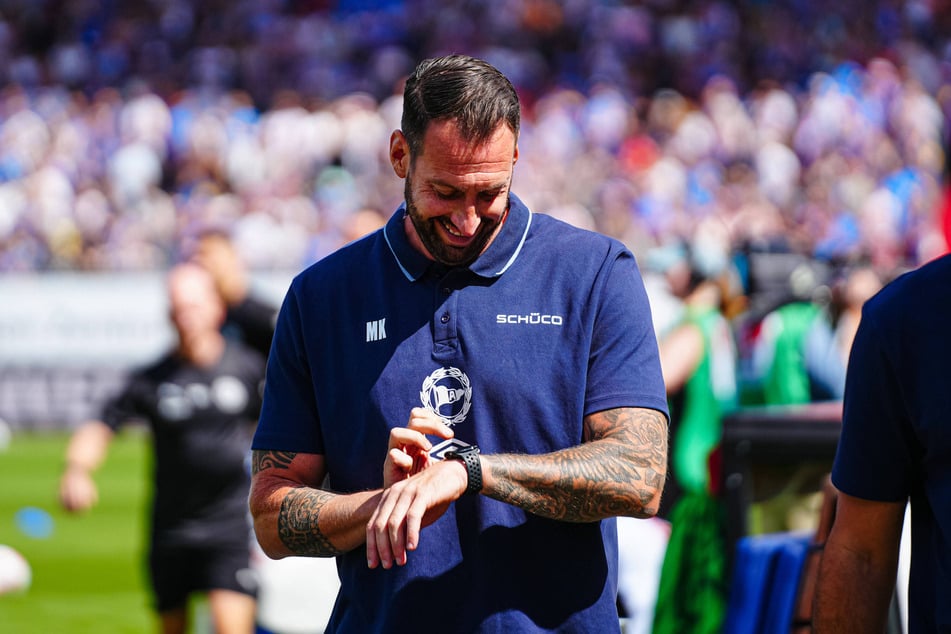 Bielefeld-Coach Mitch Kniat (39) und der Blick auf die Uhr. Er lächelte süffisant über die lange Nachspielzeit.