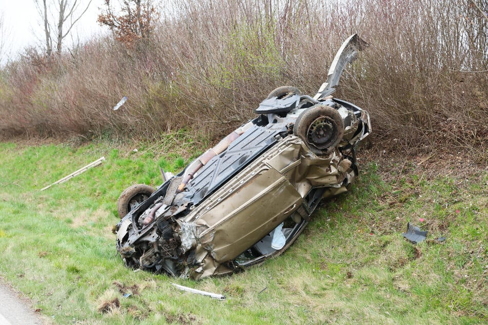 Völlig ramponiert blieb der Mercedes nach dem Crash in der Böschung liegen.