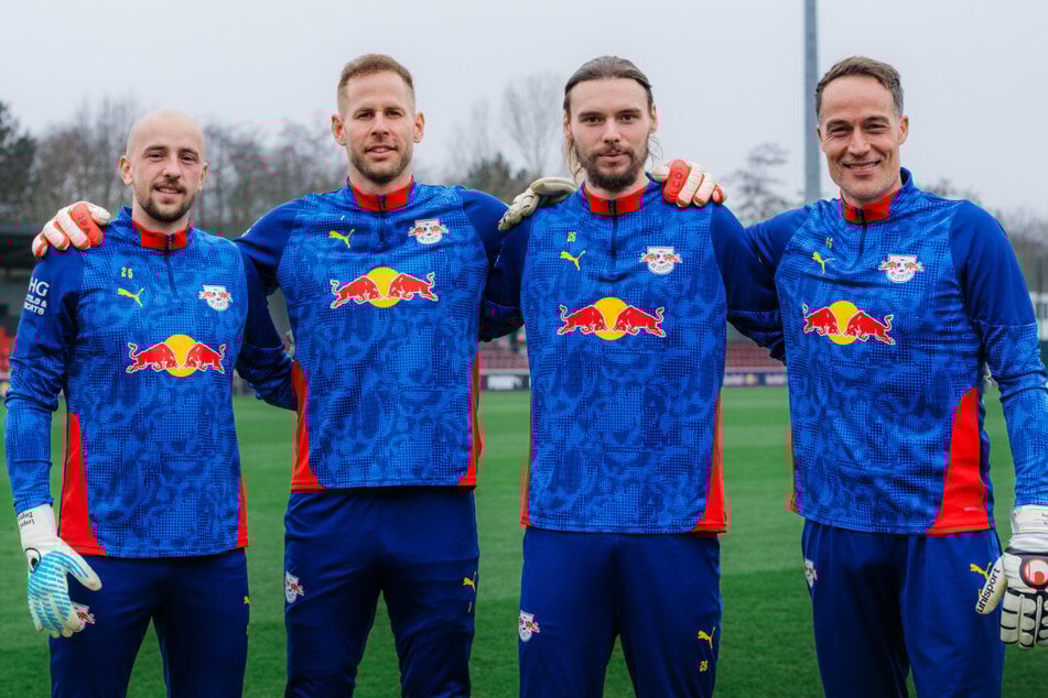 Haben ihre Verträge verlängert (v.l.n.r.): Leopold Zingerle (31), Peter Gulacsi (35) und Maarten Vandevoordt (23). Rechts Torwarttrainer Frederik Gößling (48).