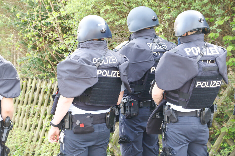 Einsatzkräfte der Pforzheimer Polizei sicherten das Gebäude der Waldorfschule.