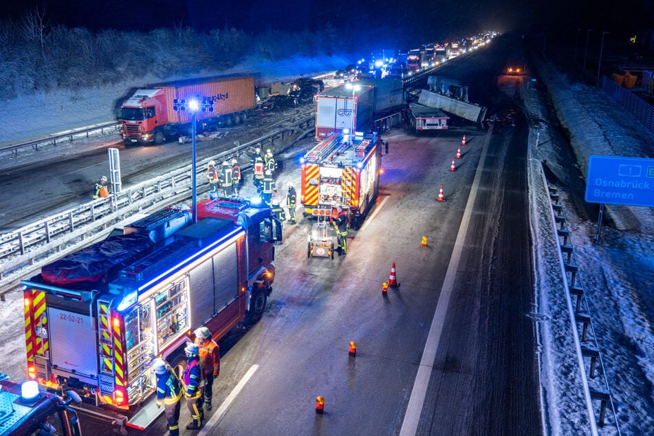 Wegen des Unfalls sind beide Richtungen der A1 blockiert.