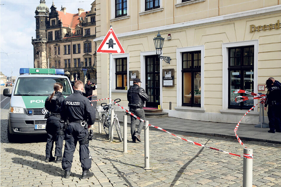 Am Tattag sicherten zahlreiche Polizisten am und im Geschäft Spuren.
