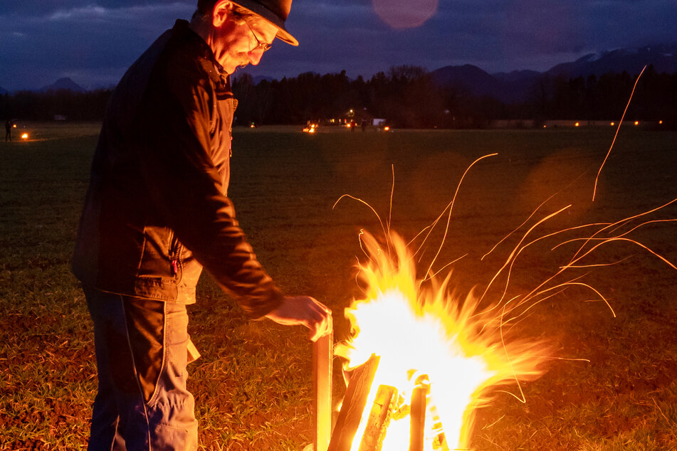 Um die 1500 Feuer loderten in Feuerschalen oder von Fackeln entlang der geplanten Bahntrassen von Ostermünchen bis nach Kiefersfelden.