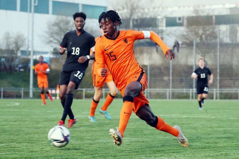 Prince Aning (18, vorn) beim U18-Länderspiel gegen Deutschland im März 2022.