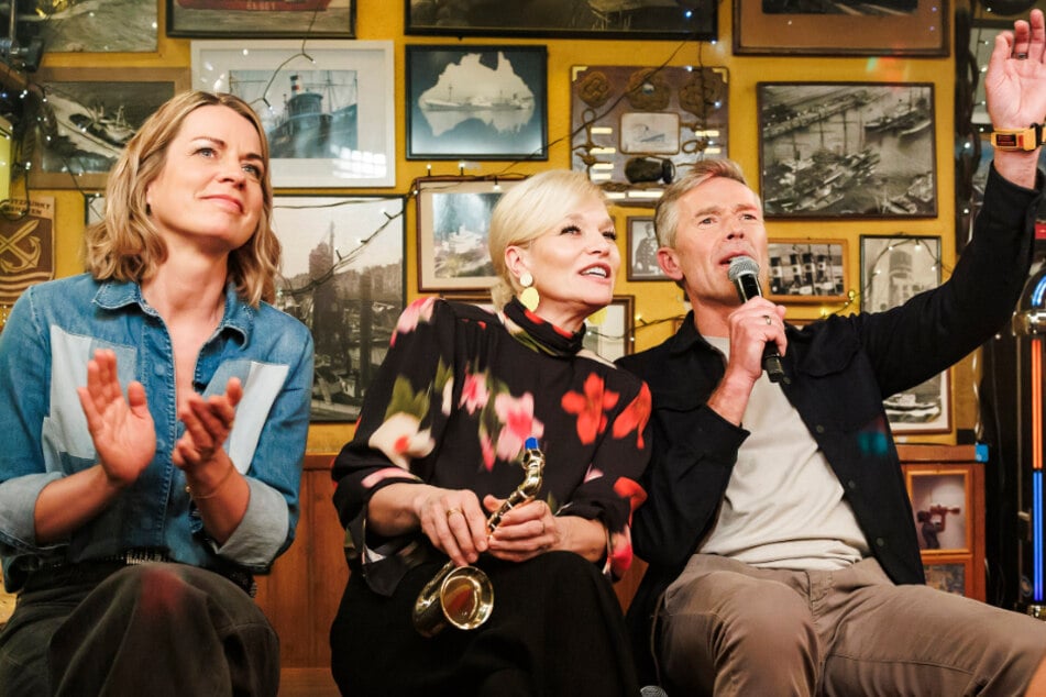 Moderatorin Jessy Wellmer (45, l.) und Naturfilmer Dirk Steffens (57) sind in der neuen Folge von "Inas Nacht" die Gäste von Ina Müller (60).