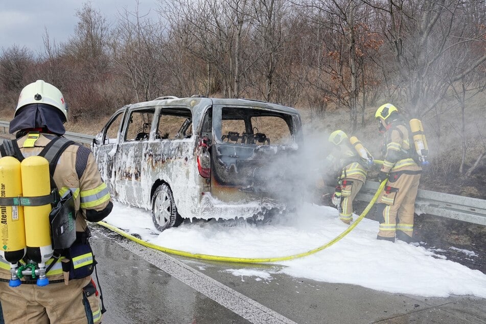 Ein Mercedes Viano ist auf der A14 in Flammen aufgegangen.