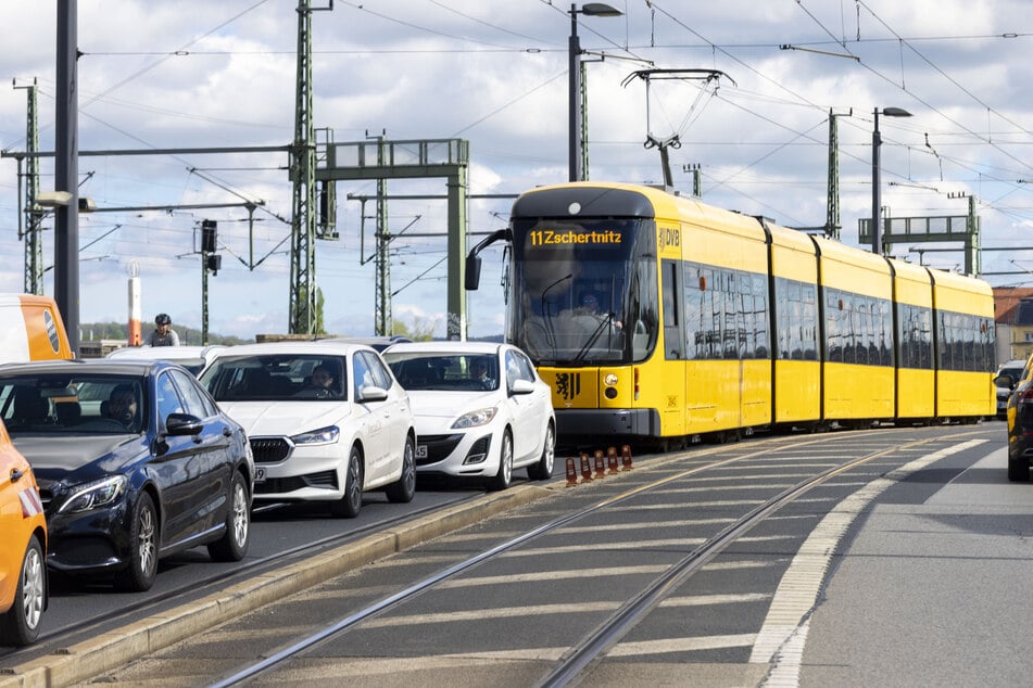 Auf der Marienbrücke steht die Straßenbahn häufig gemeinsam mit den Autofahrern im Stau.