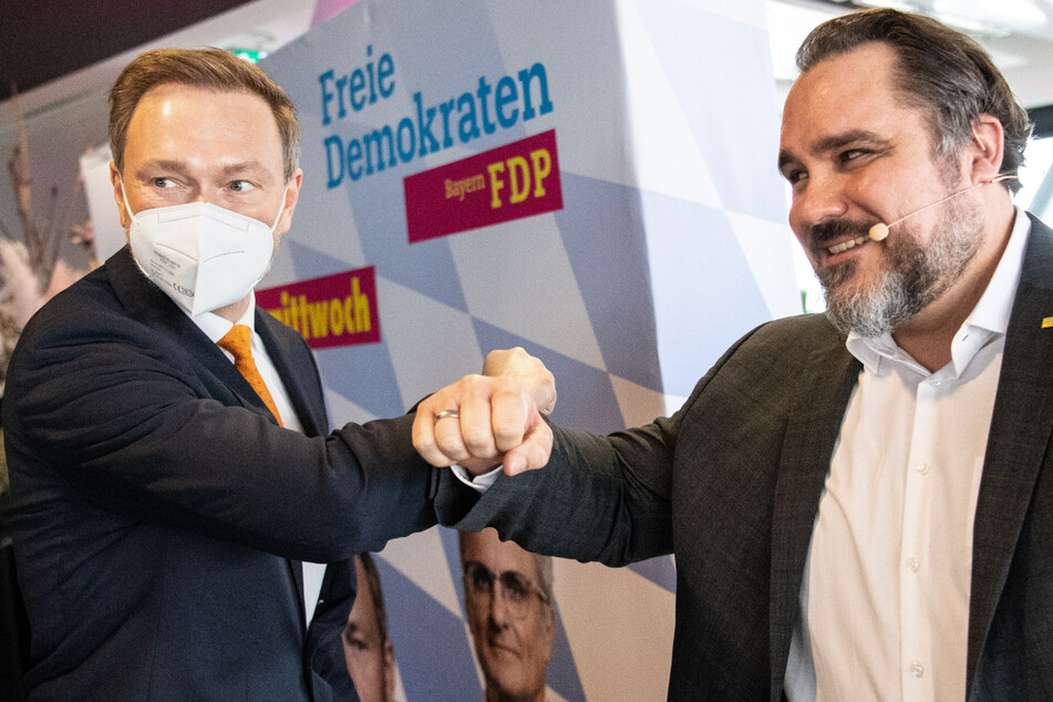 Der FDP-Bundesvorsitzende Christian Lindner (42, l.) kommt zum Politischen Aschermittwoch der Liberalen und wird von Daniel Föst (44), Landesvorsitzender der FDP in Bayern, begrüßt.