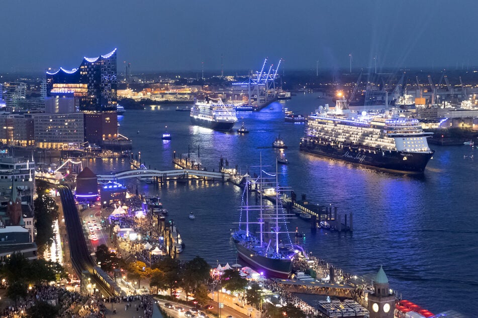 Bereits 2023 war die "Vasco da Gama" im Rahmen einer Parade bei den Hamburg Cruise Days hinter der "Mein Schiff 6" in der Hansestadt. (Archivbild)