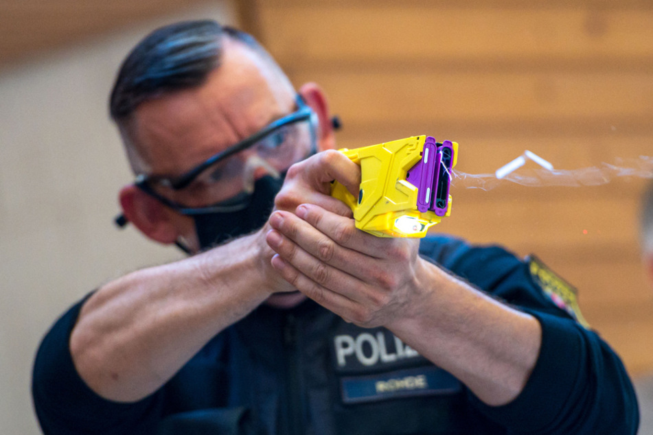 Strom statt Kugel: Einige Polizisten werden 2021 mit Tasern ausgestattet. (Archiv)