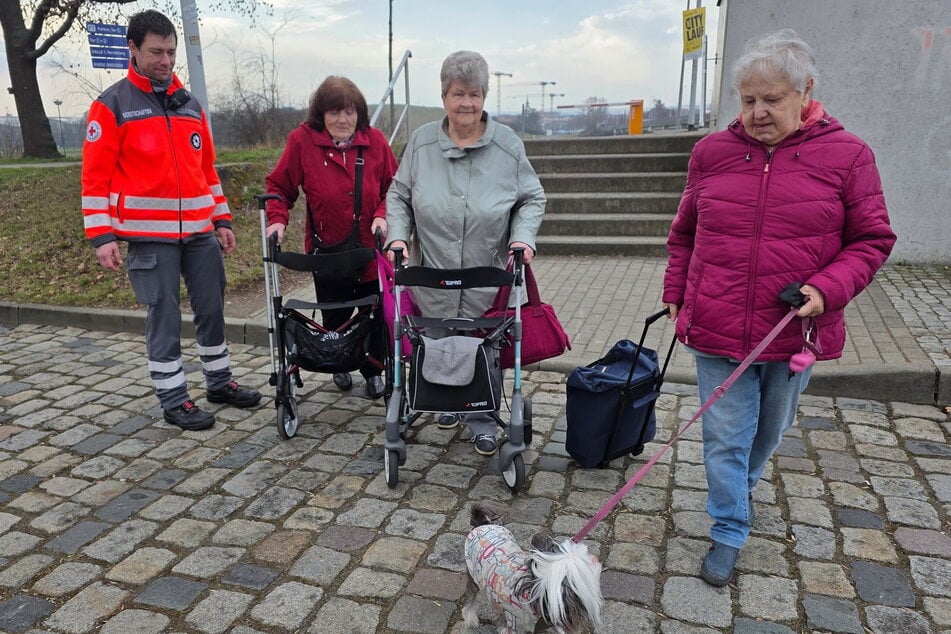 Diese Damen fuhren mit der eigens eingerichteten Evakuierungslinie vor.