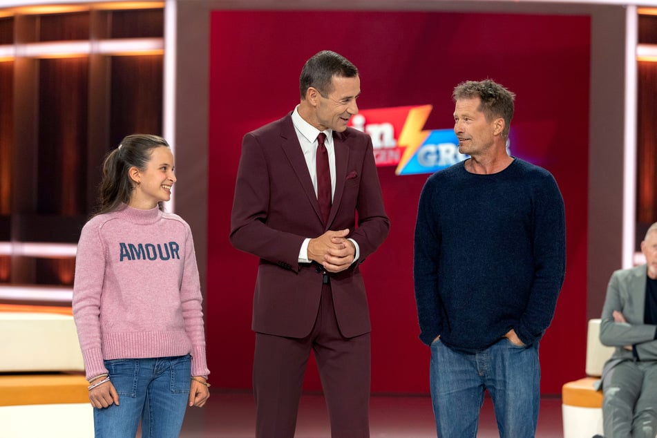 Til Schweiger (61. r.) zusammen mit Kai Pflaume (58) und Kandidatin Lola (14, l.) bei der Aufzeichnung von "Klein gegen Groß".