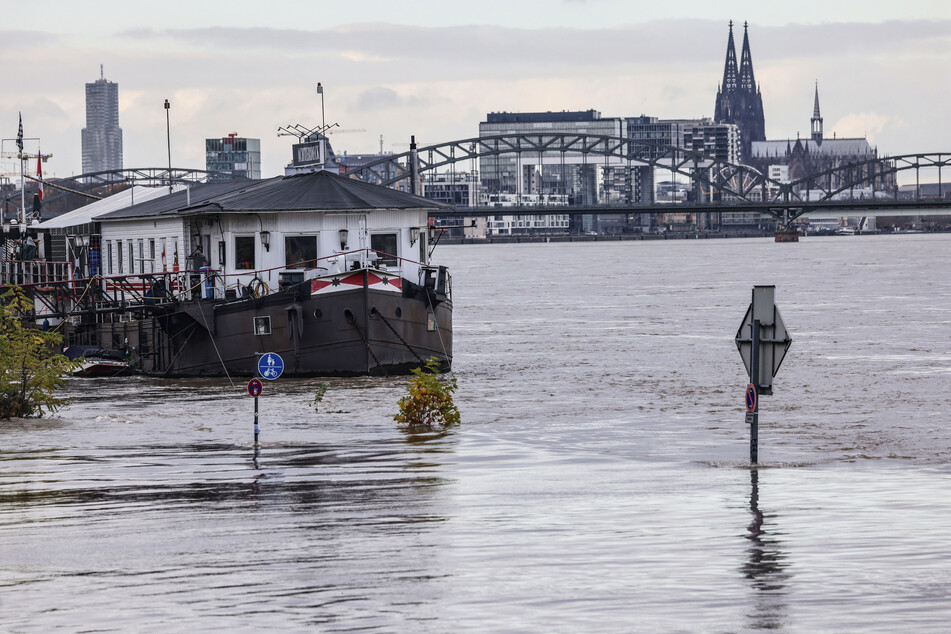 Seit Samstag gilt in Köln die Hochwassermarke eins, die bei einem Pegel von 6,20 Meter wirksam wird.
