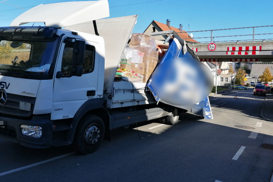 Der Lkw-Fahrer hatte die zulässige Höhe von 3,30 Metern unter der Brücke offenbar falsch eingeschätzt.