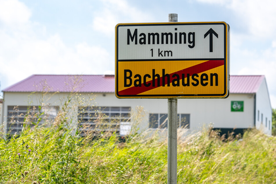 Nach einer Corona-Masseninfektion auf einem Bauernhof im niederbayerischen Mamming stehen fast 500 Menschen unter Quarantäne.