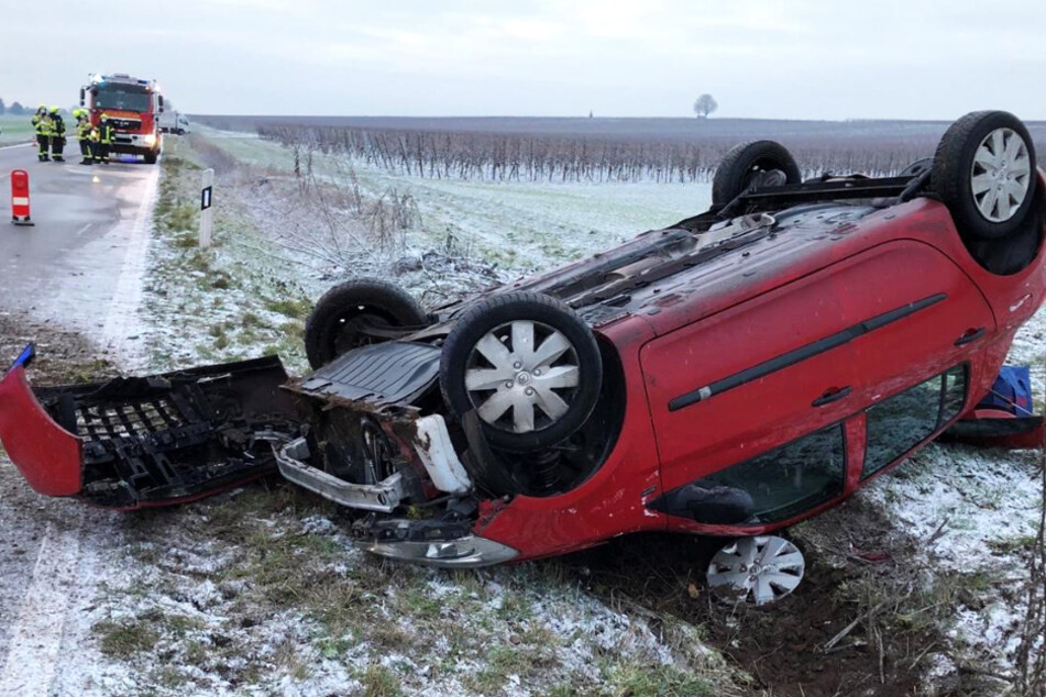 Das Foto zeigt ein verunglücktes Auto neben der Kreisstraße 9 bei Worms in Rheinland-Pfalz.
