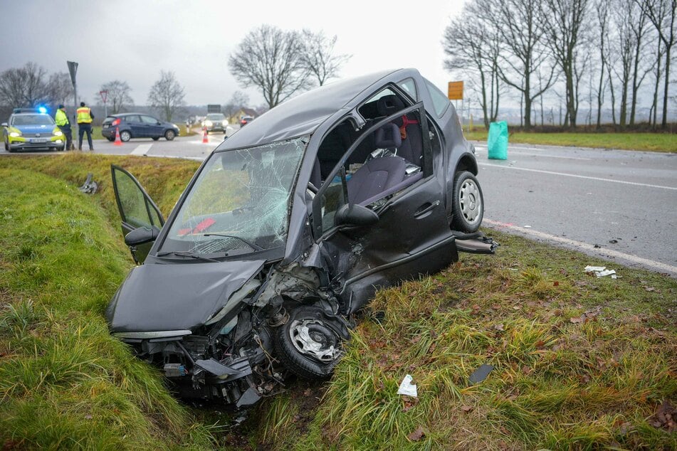 Totalschaden! Dieser Mercedes krachte auf der S201 bei Rossau (Landkreis Mittelsachsen) mit einem weiteren Mercedes zusammen. Der Wagen wurde in den Straßengraben geschleudert.