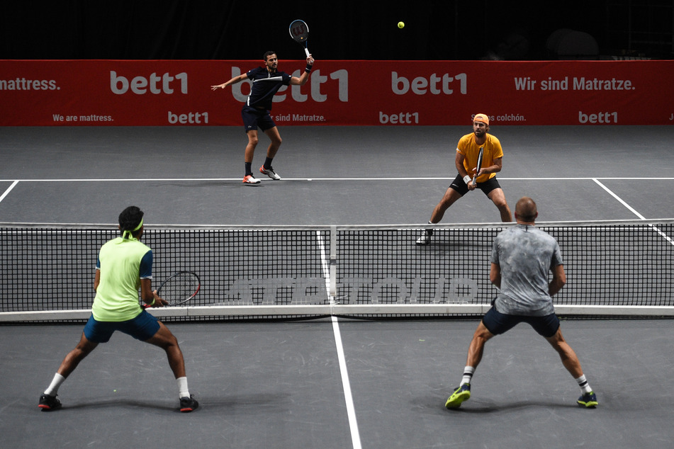 Tennys Sandgren (r), Divij Sharan (l), Oliver Marach (2.v.r) und Mate Pavic (2.v.l) spielen den Ball.