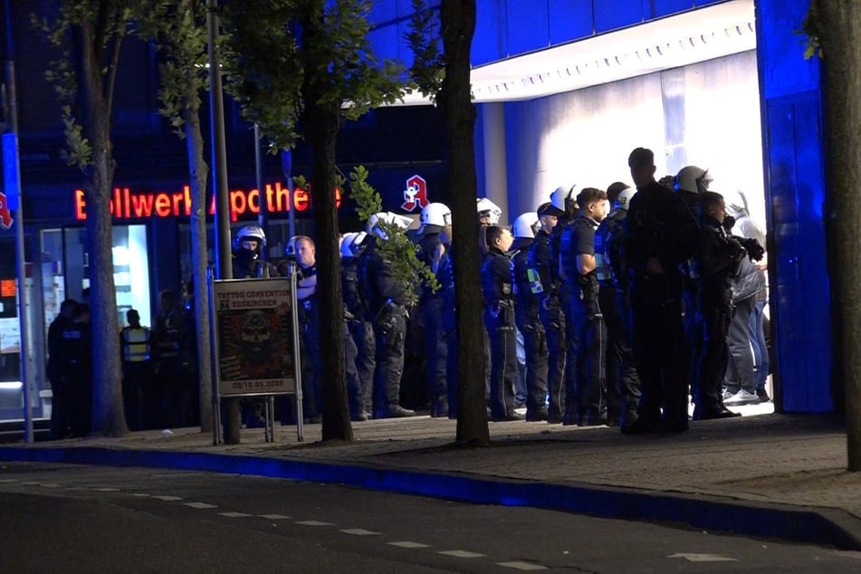 In der Euskirchener Innenstadt ist es zu einer Auseinandersetzung mit rund 50 Personen gekommen.