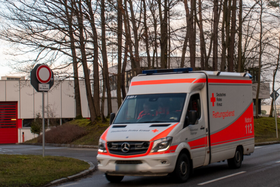 Der Mann kam nach seiner Rettung in ein Krankenhaus (Symbolfoto).