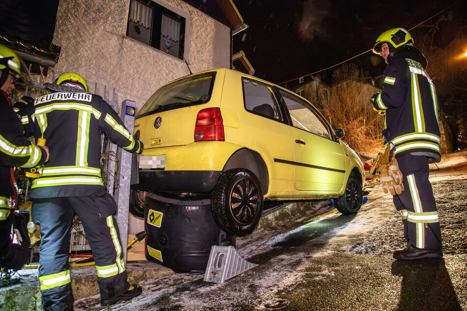 Navi-Fehler: Diesen VW musste die Feuerwehr aus der Schlemaer Gasse bergen.