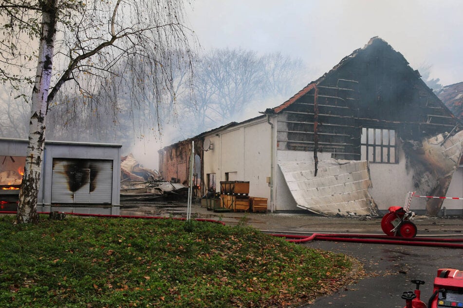 Beim Eintreffen der Einsatzkräfte hat die Lagerhalle bereits lichterloh gebrannt.