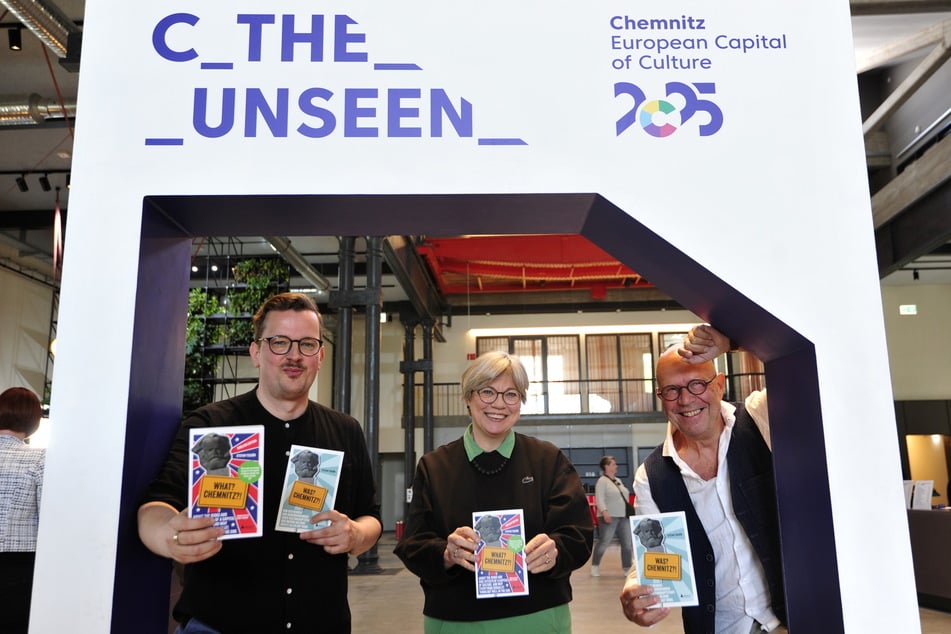 Jetzt auch auf Englisch: das Buch zur KuHa von Stephan Tschök (67, r.). Verleger Jens Korch (49, l.) und Übersetzerin Nancy Gibson (64) bei der Präsentation.