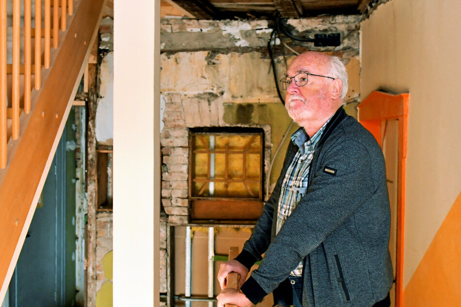 "Es zermürbt einen": Bewohner Nordfried Hönig (67) hofft, dass die Sanierung endlich voran schreitet.