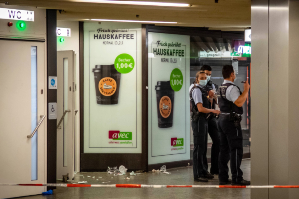 Polizisten vor Ort in der Klett-Passage.