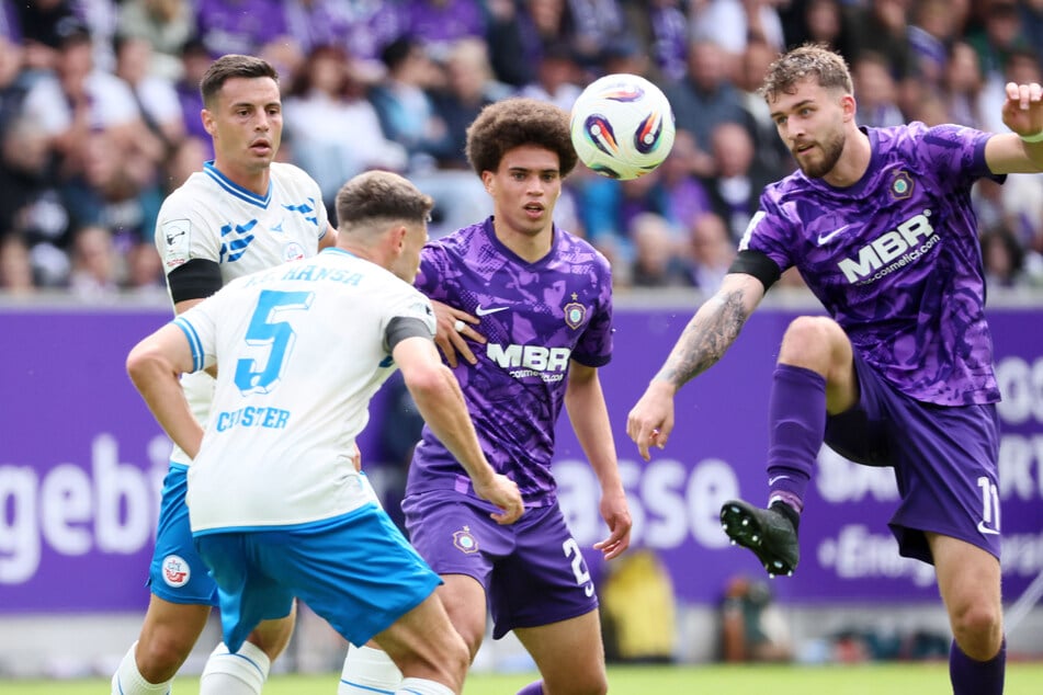 Die Fans sahen umkämpfte Duelle, wie hier zwischen Aues Eric Uhlmann (22, r.) und Marco Schuster (29).
