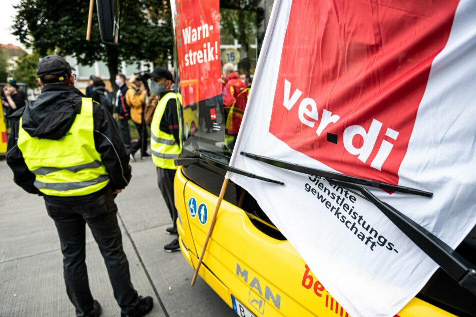 In der Frontscheibe eines Busses der Berliner Verkehrsbetriebe (BVG) steckt vor dem BVG Betriebshof Cicerostraße eine Fahne der Gewerkschaft Verdi.