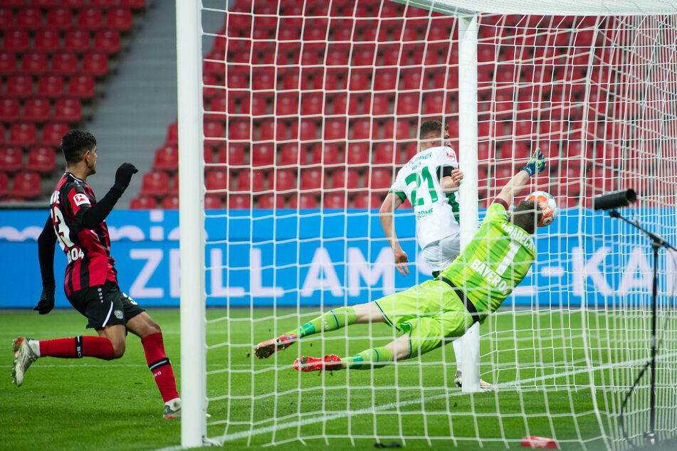 Berlins Grischa Prömel (m) trifft gegen Leverkusens Torhüter Lukas Hradecky zum 1:1-Ausgleich.