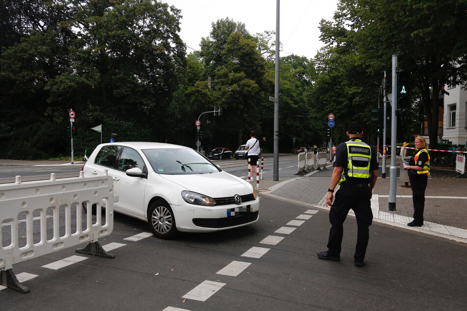 Rund um den Fundort des Blindgängers hat die Stadt Köln zahlreiche Straßensperren errichten lassen.