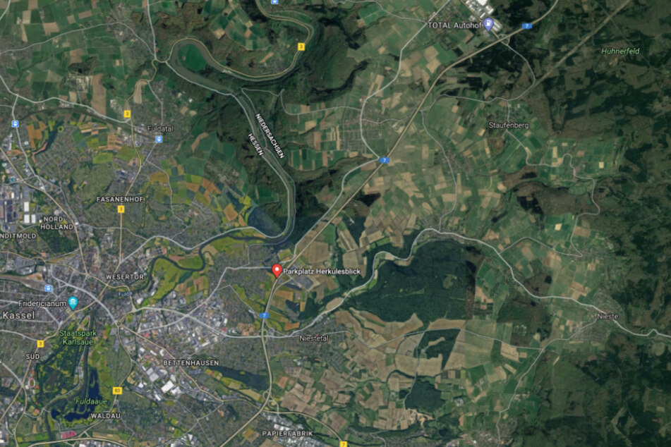 Die Unfallstelle liegt rund drei Kilometer vor dem Parkplatz Herkulesblick in Richtung Süden.