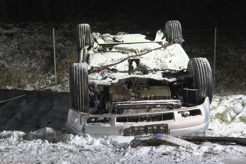 Ein Golf überschlug sich auf der A7 bei Großenaspe und landete auf dem Dach.