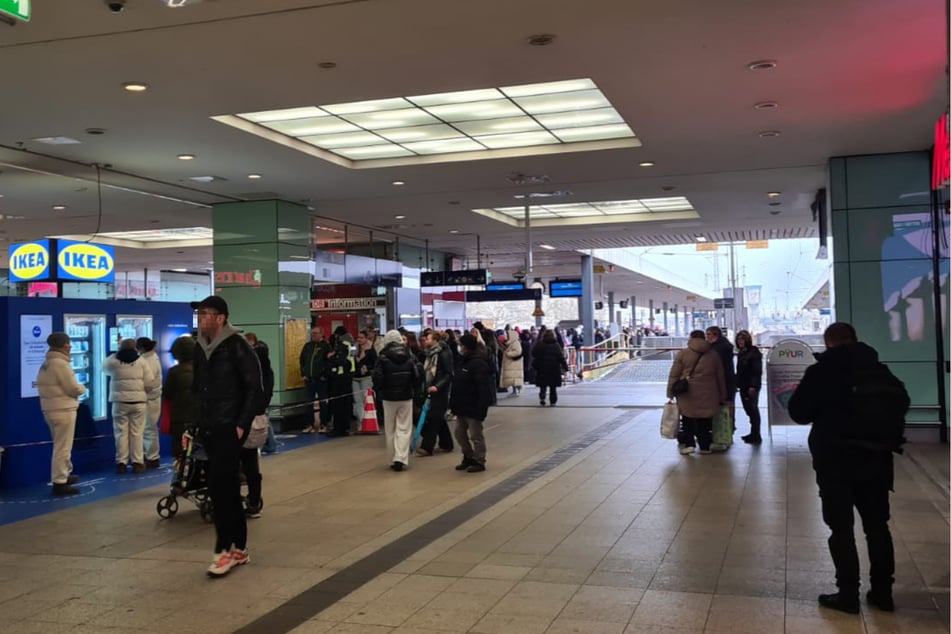 Die Schlange für den "Schlafomat" reicht bis auf den Bahnsteig 6 im Bahnhof Hamburg-Altona.