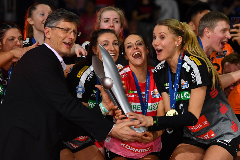 Der DSC jubelt nach dem Triumph im Pokalfinale - rechts Mareen von Römer.