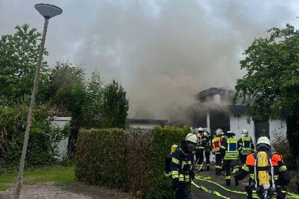 Flammen im Kinderzimmer: Einfamilienhaus nahe Hamburg in Brand