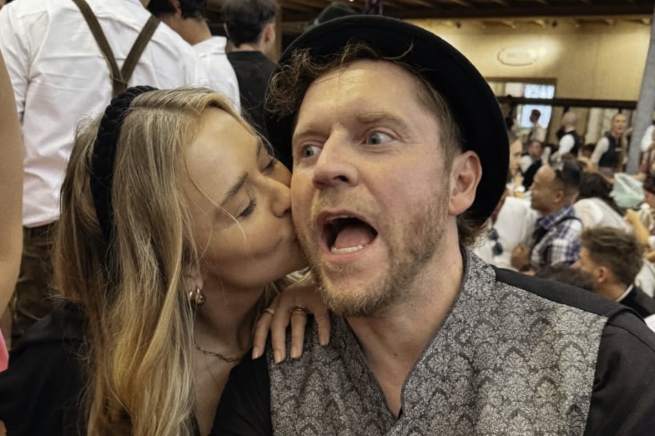 Musiker Johannes Oerding (44) zeigte sich auf der Wiesn gemeinsam mit seiner Freundin Yvonne Goldschmidt.