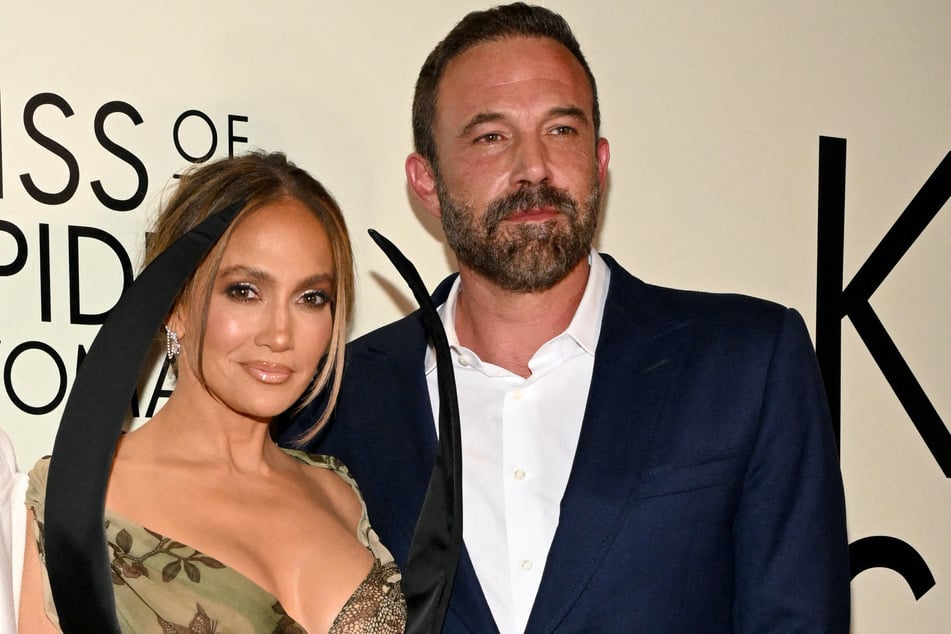 Jennifer Lopez ans Ben Affleck (r.) are reportedly still stuck with their Beverly Hills mansion that was purchased when they were married.