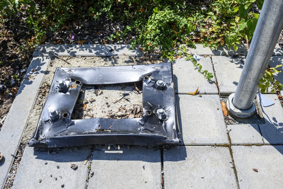 In der Nacht zum 3. Juli dieses Jahres rissen Unbekannte einen Parkautomaten gewaltsam aus der Verankerung.