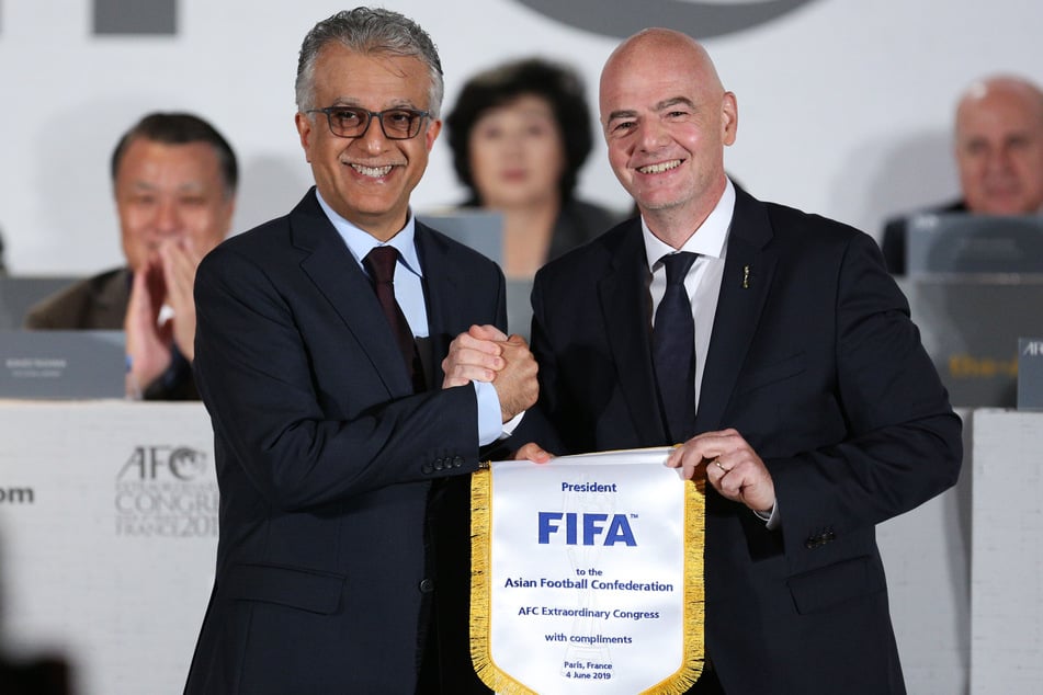 Asiens Kontinentalverbandschef Scheich Salman bin Ibrahim Al Chalifa (59, l.) unterstützt die Pläne von FIFA-Boss Gianni Infantino (55) nicht.
