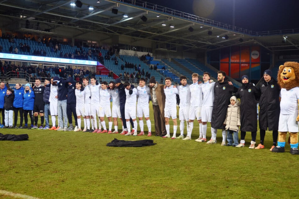 Die Mannschaft feiert am Ende zusammen mit den Fans den Sieg.