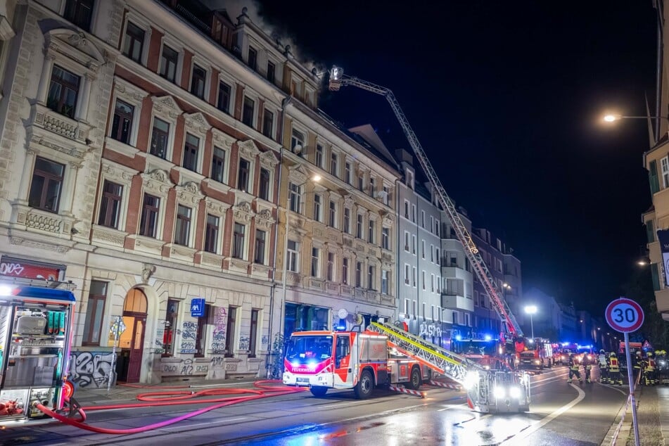 Leipzigs Feuerwehr war in der Nacht zu Dienstag an der Wolfgang-Heinze-Straße gefordert.
