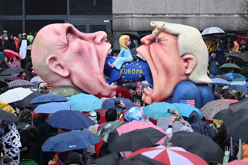 Gleich mehrfach im Visier: Wladimir Putin (l.) und Donald Trump werden auf den Düsseldorfer Motivwagen drastisch karikiert.